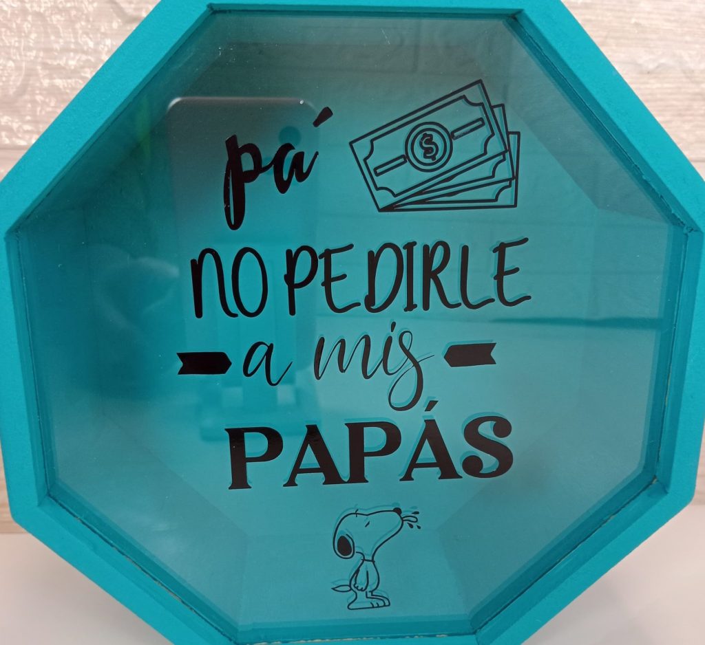 Alcancías personalizadas en Colombia en MDF con frase en vinilo