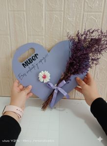 Base portaflores corazón personalizada para flores y botella