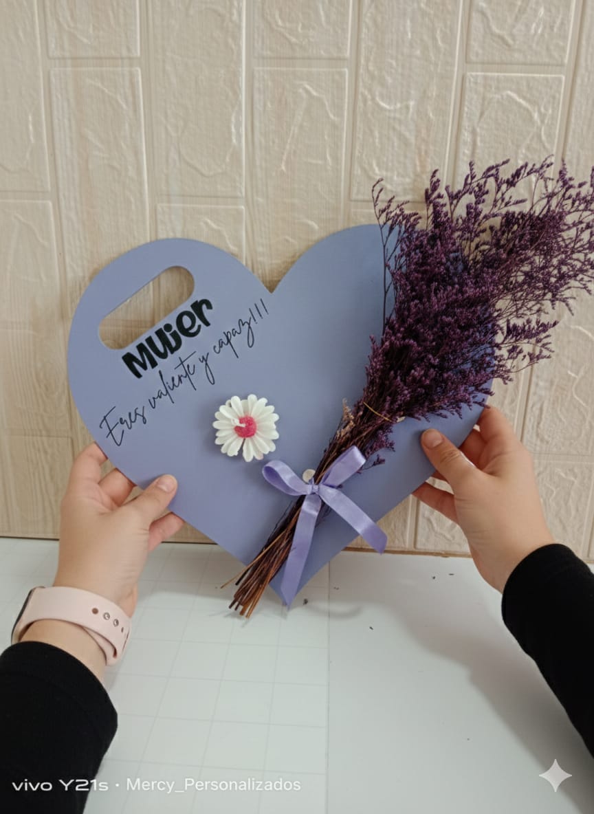 Base portaflores corazón personalizada para flores y botella