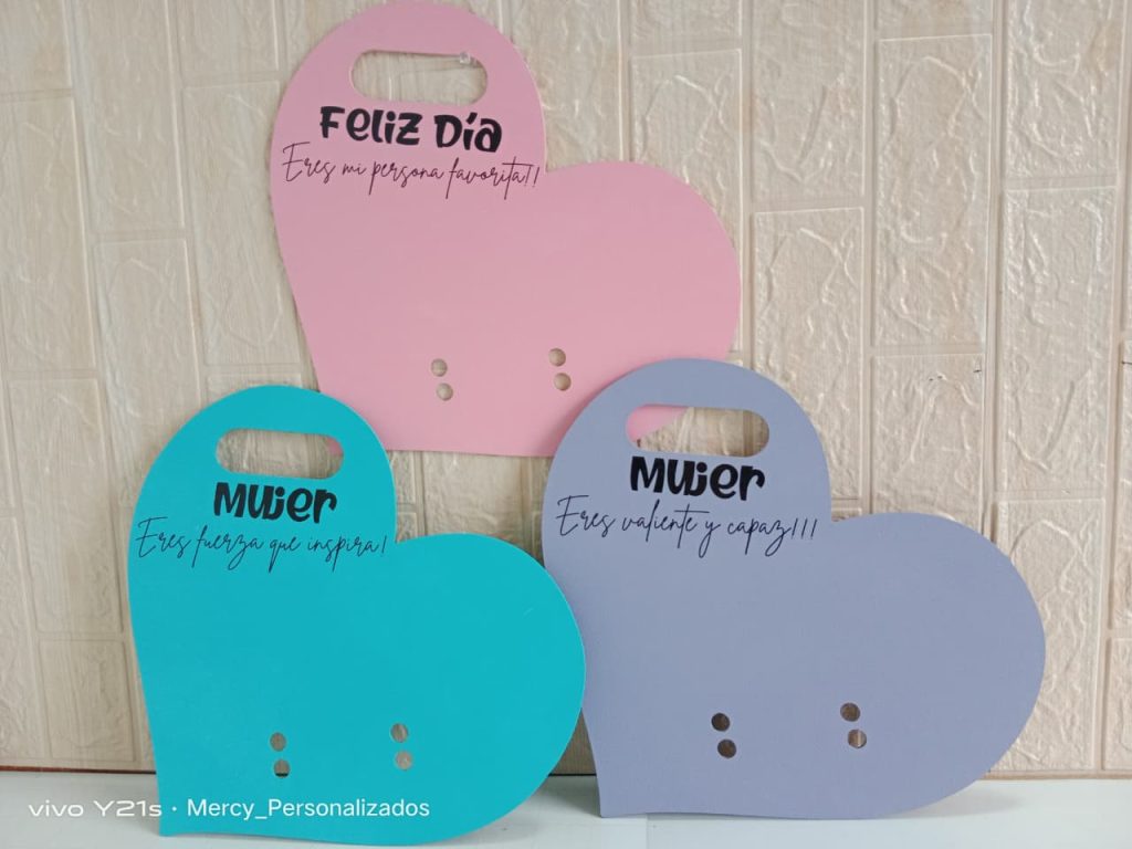 Portaflores corazon Dia de la Mujer en MDF color pastel